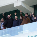 Bursaspor-Kırşehir FSK maçın sonrasında futbolcular sahada Başkan Enes Çelik ve yöneticiler tribünde; birlikte üçlü çektiler. Enes Çelik, Oğuzhan Kutlucan, Enbiya Topal.
