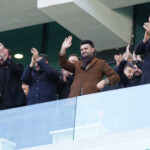 Bursaspor-Kırşehir FSK maçın sonrasında futbolcular sahada Başkan Enes Çelik ve yöneticiler tribünde; birlikte üçlü çektiler. Enes Çelik, Oğuzhan Kutlucan, Enbiya Topal.