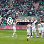 Bursaspor, 23 Elazığ FK karşısında sahadan 3-1 galip ayrılarak taraftarlarına büyük bir sevinç yaşattı. İşte Akın Güler’in objektifinden 3 gollü galibiyetin en güzel kareleri.