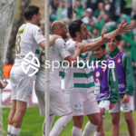 Bursaspor, 23 Elazığ FK karşısında sahadan 3-1 galip ayrılarak taraftarlarına büyük bir sevinç yaşattı. İşte Akın Güler’in objektifinden 3 gollü galibiyetin en güzel kareleri.