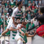 Bursaspor, 23 Elazığ FK karşısında sahadan 3-1 galip ayrılarak taraftarlarına büyük bir sevinç yaşattı. İşte Akın Güler’in objektifinden 3 gollü galibiyetin en güzel kareleri.