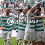 Bursaspor, 23 Elazığ FK karşısında sahadan 3-1 galip ayrılarak taraftarlarına büyük bir sevinç yaşattı. İşte Akın Güler’in objektifinden 3 gollü galibiyetin en güzel kareleri.