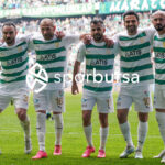 Bursaspor, 23 Elazığ FK karşısında sahadan 3-1 galip ayrılarak taraftarlarına büyük bir sevinç yaşattı. İşte Akın Güler’in objektifinden 3 gollü galibiyetin en güzel kareleri.