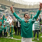 Bursaspor, 23 Elazığ FK karşısında sahadan 3-1 galip ayrılarak taraftarlarına büyük bir sevinç yaşattı. İşte Akın Güler’in objektifinden 3 gollü galibiyetin en güzel kareleri.