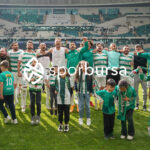 Bursaspor, 23 Elazığ FK karşısında sahadan 3-1 galip ayrılarak taraftarlarına büyük bir sevinç yaşattı. İşte Akın Güler’in objektifinden 3 gollü galibiyetin en güzel kareleri.